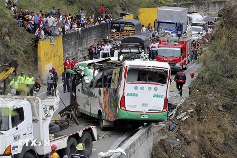 Hiện trường vụ tai nạn trên đường cao tốc tại Altos de Penalisa, gần thành phố Pasto, Tây Nam Colombia ngày 15/10/2022. (Ảnh: AFP/TTXVN)