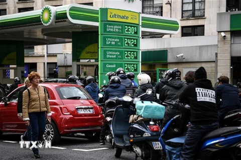 Các phương tiện xếp hàng chờ đổ xăng tại trạm xăng ở Paris, Pháp, khi nguồn cung bị thiếu hụt do các nhân viên ngành lọc dầu tham gia đình công, ngày 14/10/2022. (Ảnh: AFP/TTXVN)