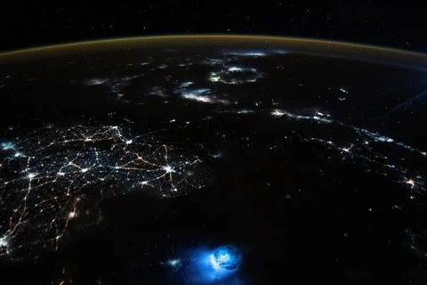 Bức ảnh chụp từ ISS phía trên Biển Đông này vào ngày 30/10/2021 cho thấy một cặp đốm màu xanh sáng bay lơ lửng trong bầu khí quyển của Trái Đất. (Nguồn: NASA)