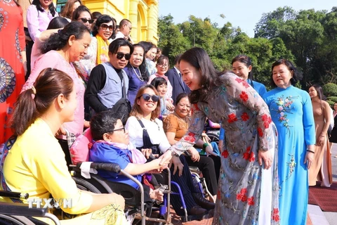 Phó Chủ tịch nước Võ Thị Ánh Xuân với các đại biểu phụ nữ khuyết tật tiêu biểu. (Ảnh: Văn Điệp/TTXVN)