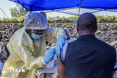 Nhân viên y tế tiêm vaccine phòng Ebola cho người dân tại Goma, Bắc Kivu, CHDC Congo, ngày 15/7/2019. (Ảnh: AFP/TTXVN)
