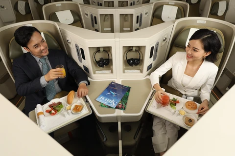 Mua vé phổ thông Vietnam Airlines được nâng hạng thương gia miễn phí