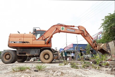 Lực lượng chức năng xử lý công trình vi phạm hành lang an toàn giao thông tại xã Thiện Kế. (Nguồn: tuoitrethudo.com.vn)