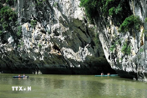 Chèo thuyền kayak tại Vịnh Hạ Long. (Ảnh: Minh Đức/TTXVN