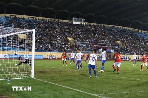 Tình huống bóng nguy hiểm trong trận đấu giữa Câu lạc bộ Nam Định và trước Đông Á Thanh Hóa trên sân vận động Thiên Trường. (Ảnh: Công Luật/TTXVN)