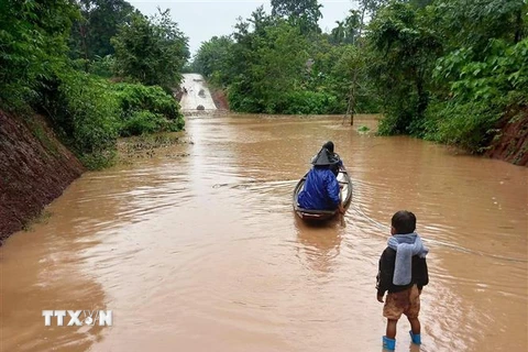 Ngầm tràn ở xã Thanh huyện Hướng Hóa, Quảng Trị bị ngập lụt ngày 15/10 khiến giao thông chia cắt. (Ảnh: TTXVN/phát)
