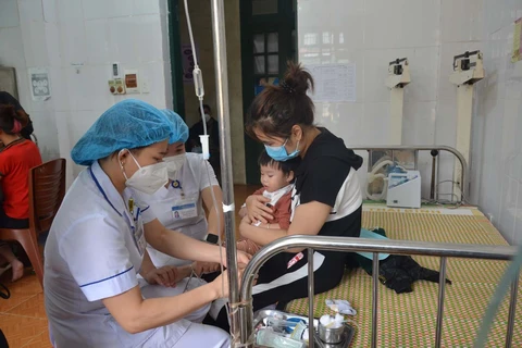 Khoa Nhi của Trung tâm Y tế huyện Chợ Đồn quá tải bệnh nhân nhi do dịch sốt. (Nguồn: baobackan.com.vn)