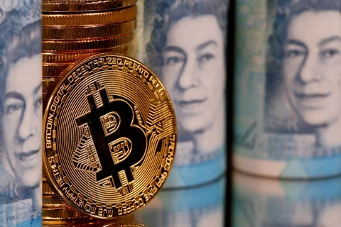 Tiền điện tử bitcoin và tiền giấy bảng Anh. (Nguồn: Reuters)