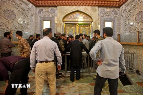 Lực lượng an ninh được triển khai tại nhà thờ Shah Cheragh ở thành phố Shiraz, Iran sau vụ tấn công đẫm máu, tối 26/10/2022. (Ảnh: AFP/TTXVN)