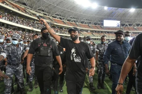 Nhạc sỹ-ca sỹ Fally Ipupa có cảnh sát hộ tống rời sân vận động Olympic của Abidjan vào tháng 3/2021. (Ảnh: AFP)