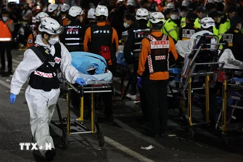Lực lượng cứu hộ chuyển nạn nhân tại hiện trường vụ giẫm đạp ở Seoul, Hàn Quốc, ngày 30/10/2022. (Ảnh: THX/ TTXVN)