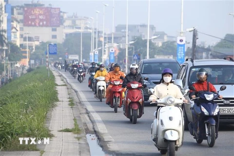 Các phương tiện tham gia giao thông đông trở lại trên đường Âu Cơ, quận Tây Hồ, Hà Nội. (Ảnh: Minh Quyết/TTXVN)