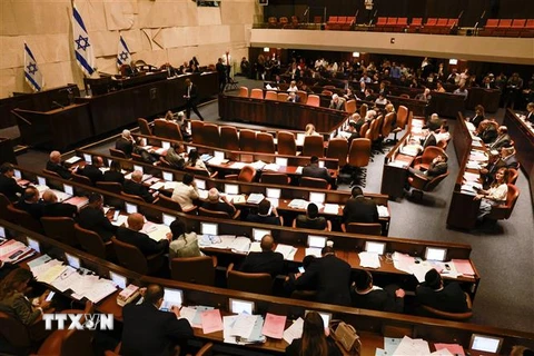 Quốc hội Israel (Knesset) ngày 30/6/2022 đã bỏ phiếu thông qua dự luật tự giải tán và ấn định tổ chức bầu cử vào tháng 11. (Ảnh: AFP/TTXVN)