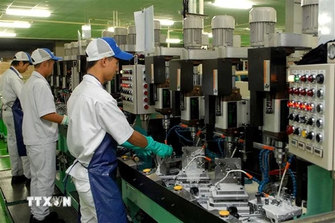 Công nhân sản xuất phụ kiện ôtô xe máy và thiết bị công nghiệp tại Công ty TNHH Keihin (Khu Công nghiệp Thăng Long 2, Liêu Xá, huyện Yên Mỹ, Hưng Yên. (Ảnh: Phạm Kiên/TTXVN)