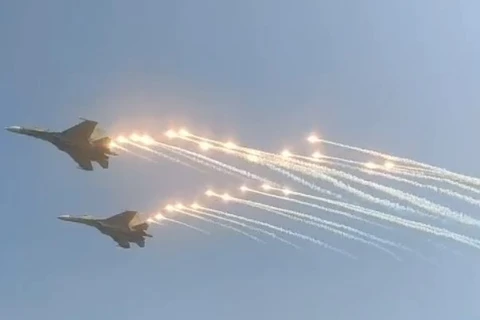 Màn biểu diễn của 2 máy bay Su-30MK2 thực hiện tại khu vực Sân Golf khu Tư Đình (quận Long Biên) Hà Nội sáng 3/11. (Ảnh: Trần Đạt/Vietnam+)