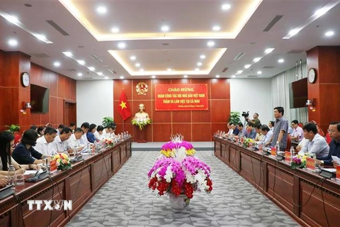 Quang cảnh buổi làm việc của Đoàn công tác Hội Nhà báo Việt Nam với lãnh đạo tỉnh Cà Mau. (Ảnh: Huỳnh Anh/TTXVN)