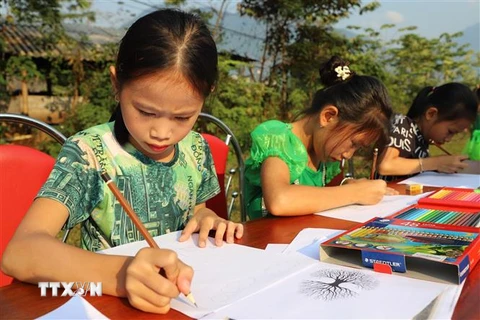 Học sinh trường Tiểu học Tùng Bá (huyện Vị Xuyên) tham gia vẽ tranh về chủ đề bảo tồn Voọc mũi hếch tại lễ hội. (Ảnh: Minh Tâm/TTXVN)