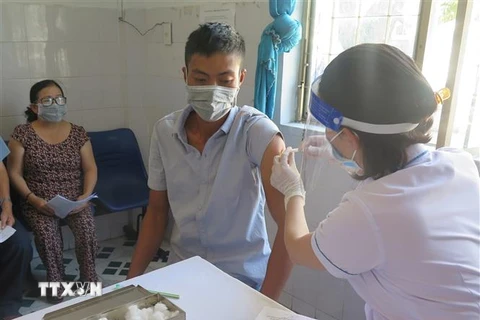Lực lượng y tế tỉnh Kon Tum tiêm vaccine ngừa COVID-19 cho người dân. (Ảnh: Dư Toán/TTXVN)