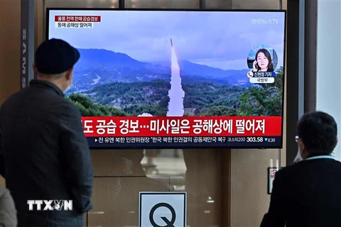 Truyền thông Hàn Quốc đưa tin tại Seoul về một vụ phóng tên lửa đạn đạo của Triều Tiên, ngày 2/11/2022. (Ảnh: AFP/TTXVN)