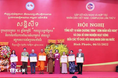 Trao bằng khen của Trung ương Hội Hữu nghị Việt Nam - Campuchia cho 6 tập thể, 10 cá nhân vì có nhiều đóng góp tích cực trong công tác “Ươm mầm Hữu nghị” giai đoạn 2012-2022. (Ảnh: Sỹ Tuyên/TTXVN)