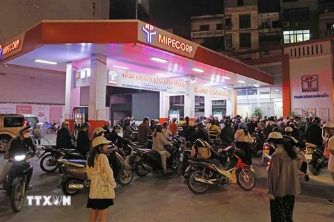 Người dân xếp hàng dài chờ mua xăng, dầu tại cửa hàng kinh doanh xăng, dầu trên đường Giải Phóng, tối 5/11. (Ảnh: Trần Việt/TTXVN)