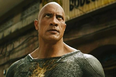 The Rock hóa thân vào nhân vật phản anh hùng với quyền năng lớn trong "Black Adam". (Ảnh: Warner Bros)