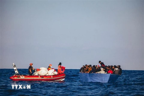 Lực lượng cứu hộ giải cứu người di cư ngoài khơi bờ biển Libya. (Ảnh: AFP/TTXVN)