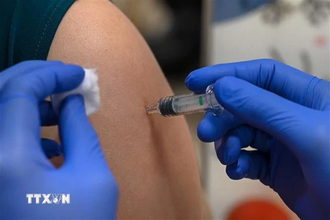Tiêm vaccine ngừa COVID-19 tại Singapore. (Ảnh: AFP/TTXVN)