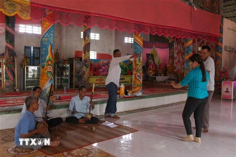 Câu lạc bộ hát Aday ấp 4, xã Xà Phiên tập luyện tại chùa Pô Thi Vong Sa. (Ảnh: Hồng Thái/TTXVN)