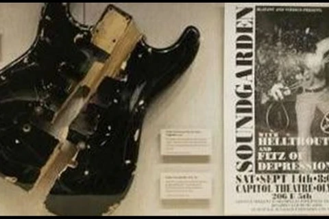 Cây đàn guitar Kurt Cobain bị đập vỡ ước tính có giá từ 200.000-400.000 USD. (Nguồn: AP)