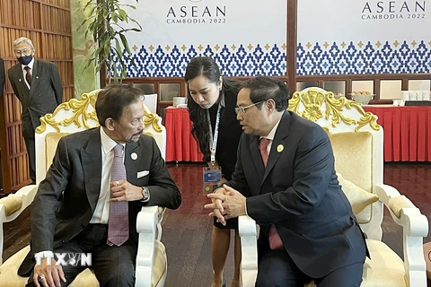 Thủ tướng Phạm Minh Chính gặp Quốc vương Brunei Hassanal Bolkiah. (Ảnh: TTXVN)