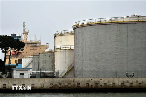 Nhà máy khí đốt của tập đoàn năng lượng Eni ở Marina di Ravenna, Italy. (Ảnh: AFP/TTXVN)