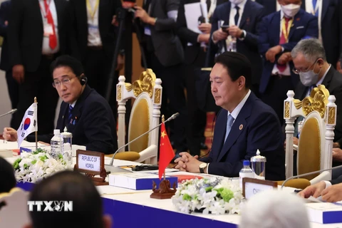 Tổng thống Hàn Quốc Yoon Suk-yeol (phải) và Thủ tướng Nhật Bản Fumio Kishida tại Hội nghị Cấp cao ASEAN+3 ở Phnom Penh, Campuchia, ngày 12/11/2022. (Ảnh: YONHAP/TTXVN)