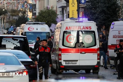 Xe cứu thương được triển khai tại hiện trường vụ nổ trên phố đi bộ ở trung tâm Istanbul, Thổ Nhĩ Kỳ ngày 13/11/2022. (Ảnh: Sky News/TTXVN)