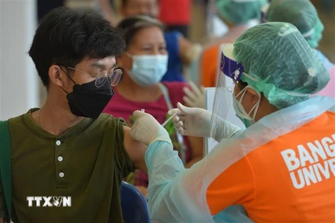 Nhân viên y tế tiêm vaccine phòng COVID-19 cho người dân tại Bangkok, Thái Lan ngày 17/3/2022. (Ảnh: THX/TTXVN)