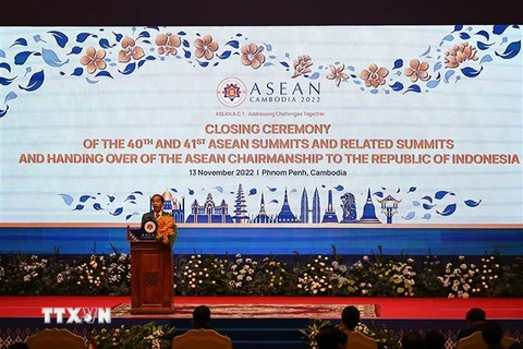 Tổng thống Indonesia Joko Widodo phát biểu tại lễ bế mạc Hội nghị Cấp cao ASEAN lần thứ 40, 41 ở Phnom Penh, Campuchia, ngày 13/11/2022. (Ảnh: AFP/TTXVN)