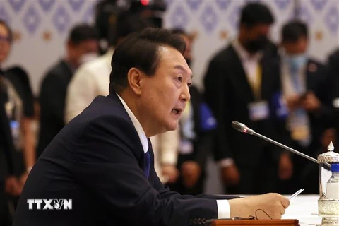 Tổng thống Hàn Quốc Yoon Suk-yeol phát biểu tại Hội nghị Cấp cao ASEAN ở Phnom Penh, Campuchia, ngày 11/11/2022. (Ảnh: YONHAP/TTXVN)