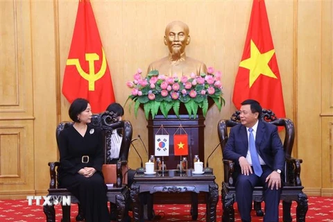 Giám đốc Học viện Chính trị quốc gia Hồ Chí Minh Nguyễn Xuân Thắng tiếp Đại sứ Hàn Quốc tại Việt Nam Oh Young-ju. (Ảnh: Văn Điệp/TTXVN)