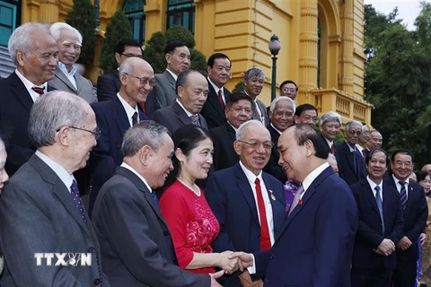 Chủ tịch nước Nguyễn Xuân Phúc với các đại biểu Hội Cựu Giáo chức Việt Nam. (Ảnh: Thống Nhất/TTXVN)