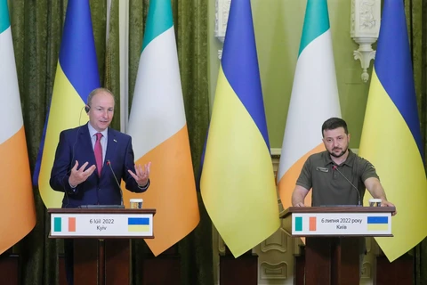 Thủ tướng Ireland Micheal Martin và tổng thống Ukraine Volodymyr Zelensky tại một cuộc họp báo chung ở Kiev vào tháng 7/2021. (Ảnh: EPA)