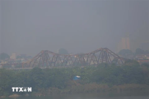 Nhiều khu vực tại Hà Nội chìm trong làn sương mù dày đặc. (Ảnh: Tuấn Đức/TTXVN)