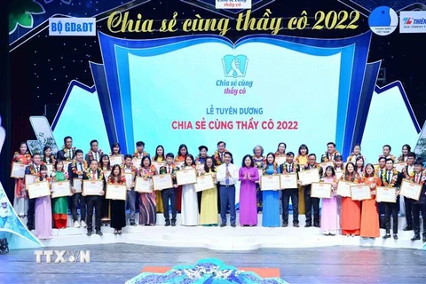 BTC trao Bằng khen của Trung ương Hội Liên hiệp Thanh niên Việt Nam; biểu trưng của Chương trình cho các thầy cô giáo. (Ảnh: Minh Đức/TTXVN)