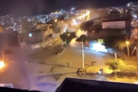 Ảnh chụp từ clip hiển thị khoảnh khắc nổ súng tại một khu chợ ở thành phố Izeh, Iran, ngày 16/11. (Nguồn: The Times of Israel)