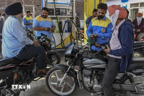 Một trạm xăng ở Amritsar, Ấn Độ. (Ảnh: AFP/TTXVN)