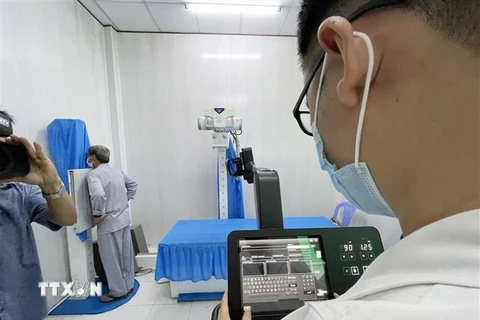 Bệnh nhân đầu tiên tại xã đảo Thạnh An, huyện Cần Giờ được chụp X-quang phổi bằng ứng dụng trí tuệ nhân tạo. (Ảnh: Đinh Hằng/TTXVN)