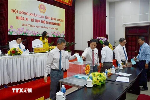 Đại biểu bỏ phiếu miễn nhiệm chức vụ Chủ tịch UBND tỉnh nhiệm kỳ 2021-2026 đối với ông Lê Tuấn Phong ngày 4/11/2022. (Ảnh: Nguyễn Thanh/TTXVN)
