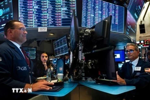 Giao dịch viên theo dõi thị trường tại Sàn chứng khoán New York, Mỹ ngày 11/11/2022. (Ảnh: AFP/TTXVN)