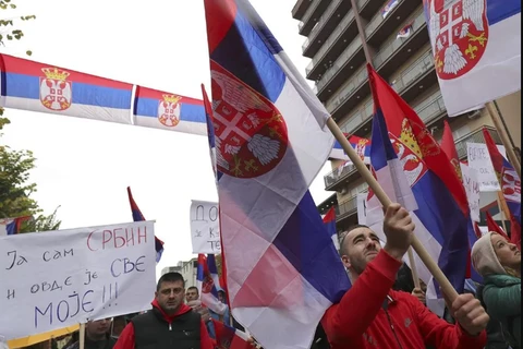 Người Serbia thiểu số tại Kosovo phản đối việc thay biển số xe cũ bằng biển số mới do Kosovo cấp. (Nguồn: AP)