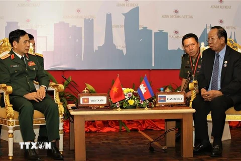 Bộ trưởng Quốc phòng Phan Văn Giang gặp Bộ trưởng Quốc phòng Campuchia Tea Banh. (Ảnh: Huỳnh Thảo/TTXVN)