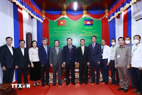 Chủ tịch Quốc hội Vương Đình Huệ với Phó Tỉnh trưởng Kampong Thom Nhek Bankheng cùng đại biểu. (Ảnh: Doãn Tấn/TTXVN)